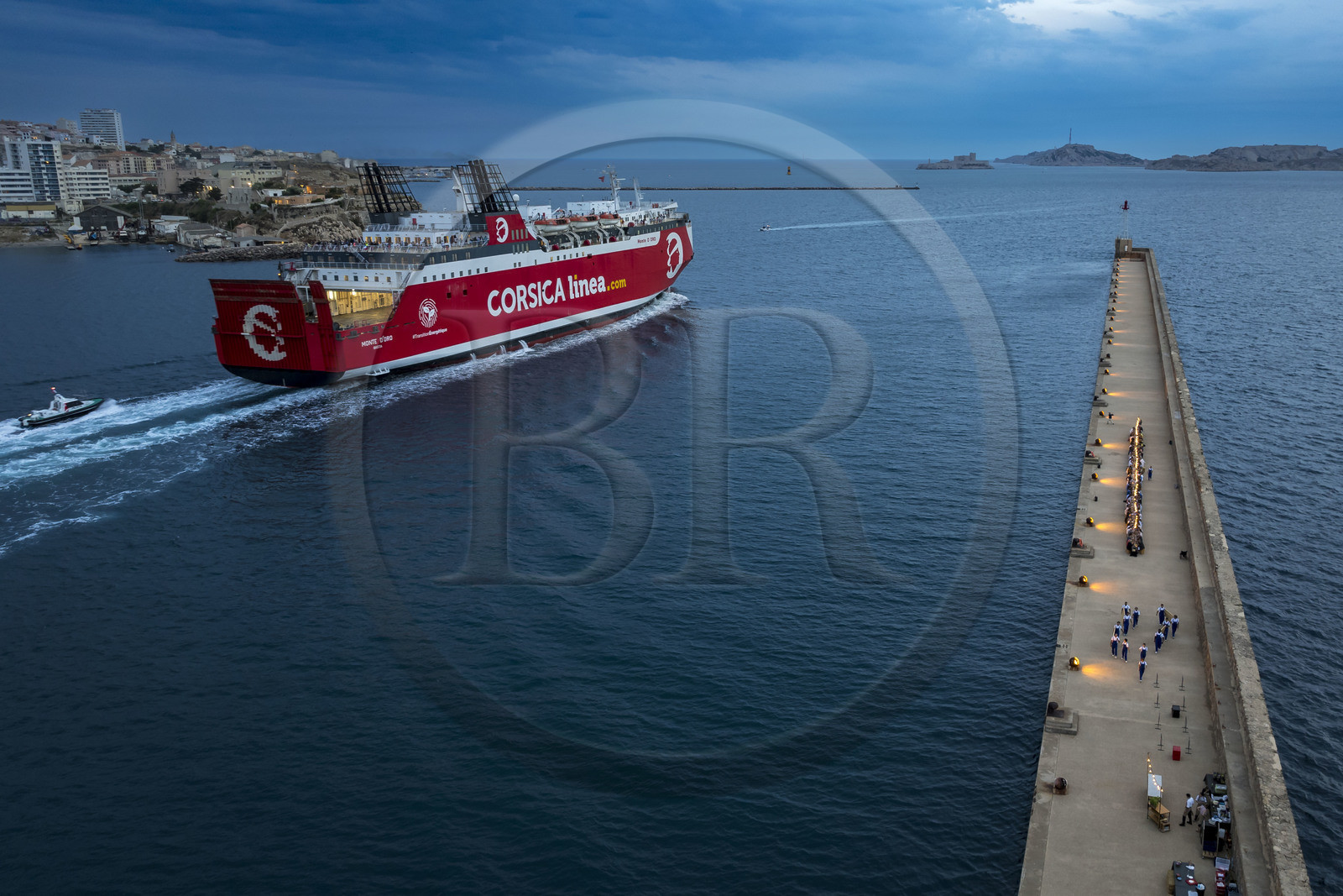France, Bouches-du-Rhône (13), Marseille, Zone Euroméditerranée, grand port maritime de Marseille (GPMM), la digue du large, convives attablés à une grand table de banquet dressée par le chef Emmanuel Perrodin dans le cadre des Diners Insolites, un ferry de Corsica Linea quitte le port, l’Archipel des îles du Frioul avec le Chateau d'If en arrière plan (vue aérienne) France, Bouches-du-Rhône (13), Marseille, Zone Euroméditerranée, grand port maritime de Marseille (GPMM), la digue du large, convives attablés à une grand table de banquet dressée par le chef Emmanuel Perrodin dans le cadre des Diners Insolites, un ferry de Corsica Linea quitte le port, l’Archipel des îles du Frioul avec le Chateau d'If en arrière plan (vue aérienne)