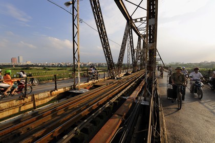 Vietnam, Hanoï, Pont Long Bien anciennement pont Paul Doumer est reservé à la circulation des trains, des deux-roues et des piétons