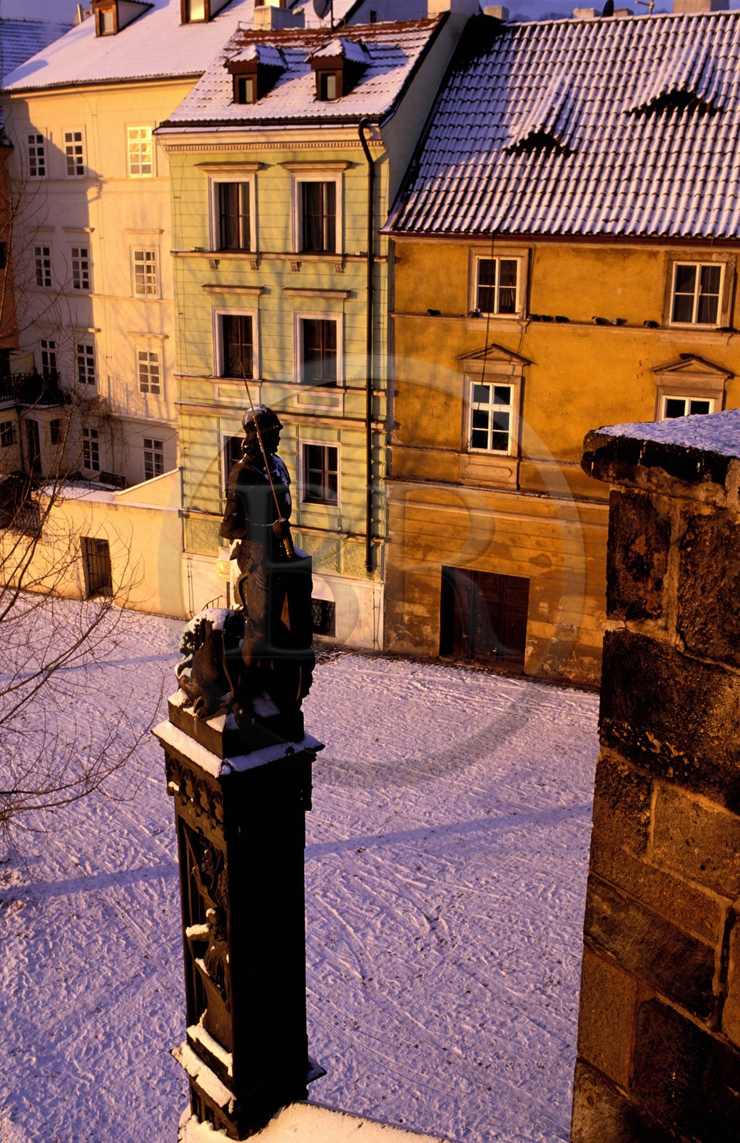 République Tchèque, Prague, le Pont Charles sur la Vltava devant le quartier de Mala Strana, une des 30 sculptures qui l'orne