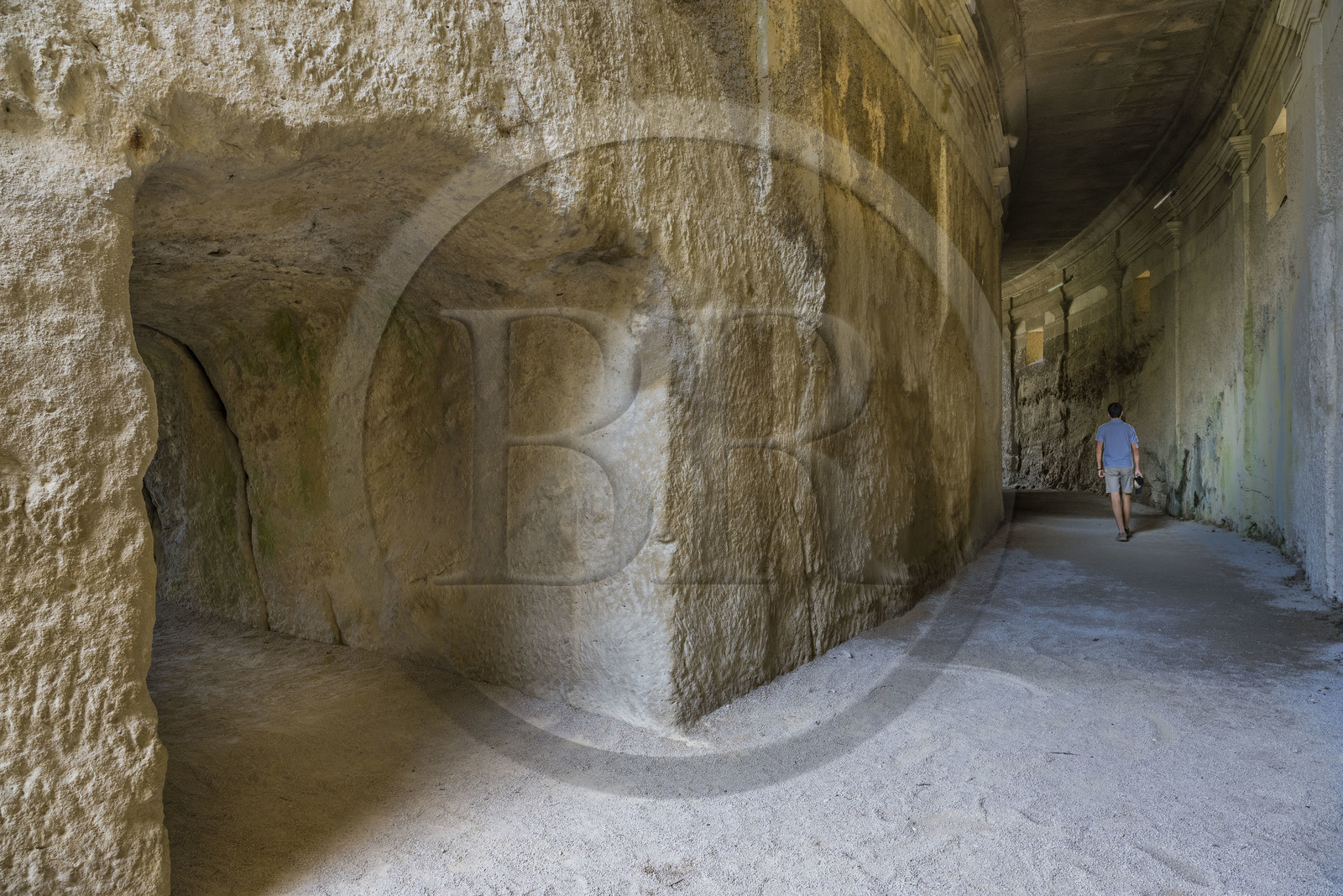 France, Vaucluse (84), Vaison-la-Romaine, site archéologique de Puymin, le theatre antique (Ier siècle) creusé partiellement dans la roche de la colline, l'ambulatre galerie arrière