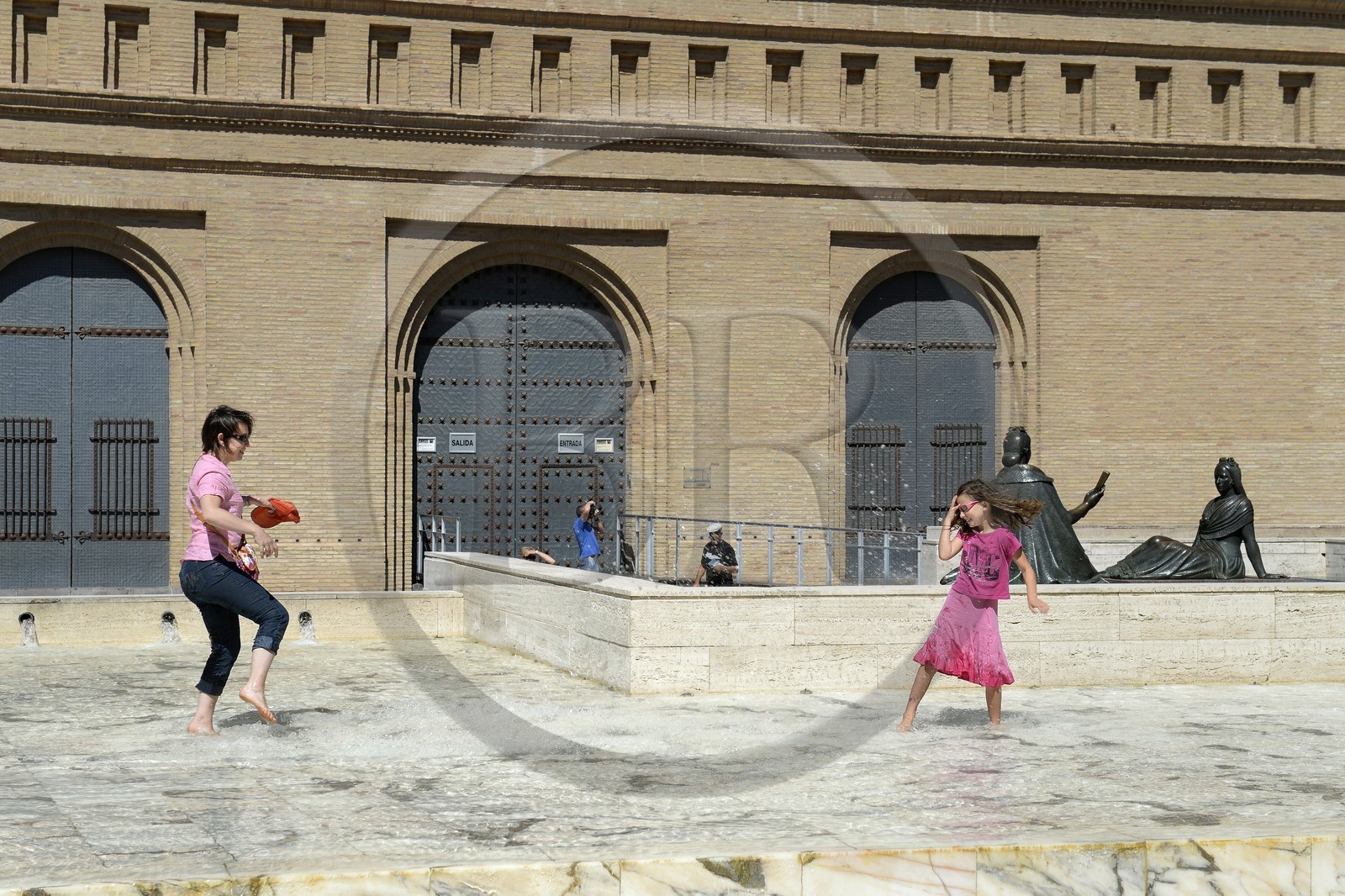 Espagne, Aragon, Saragosse, Plaza del Pilar, bassin et fontaine devant La Lonja