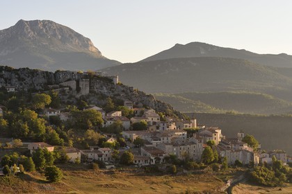 France, Var (83), Parc Naturel Régional du Verdon, village de Trigance qui domine la vallée du Jabron