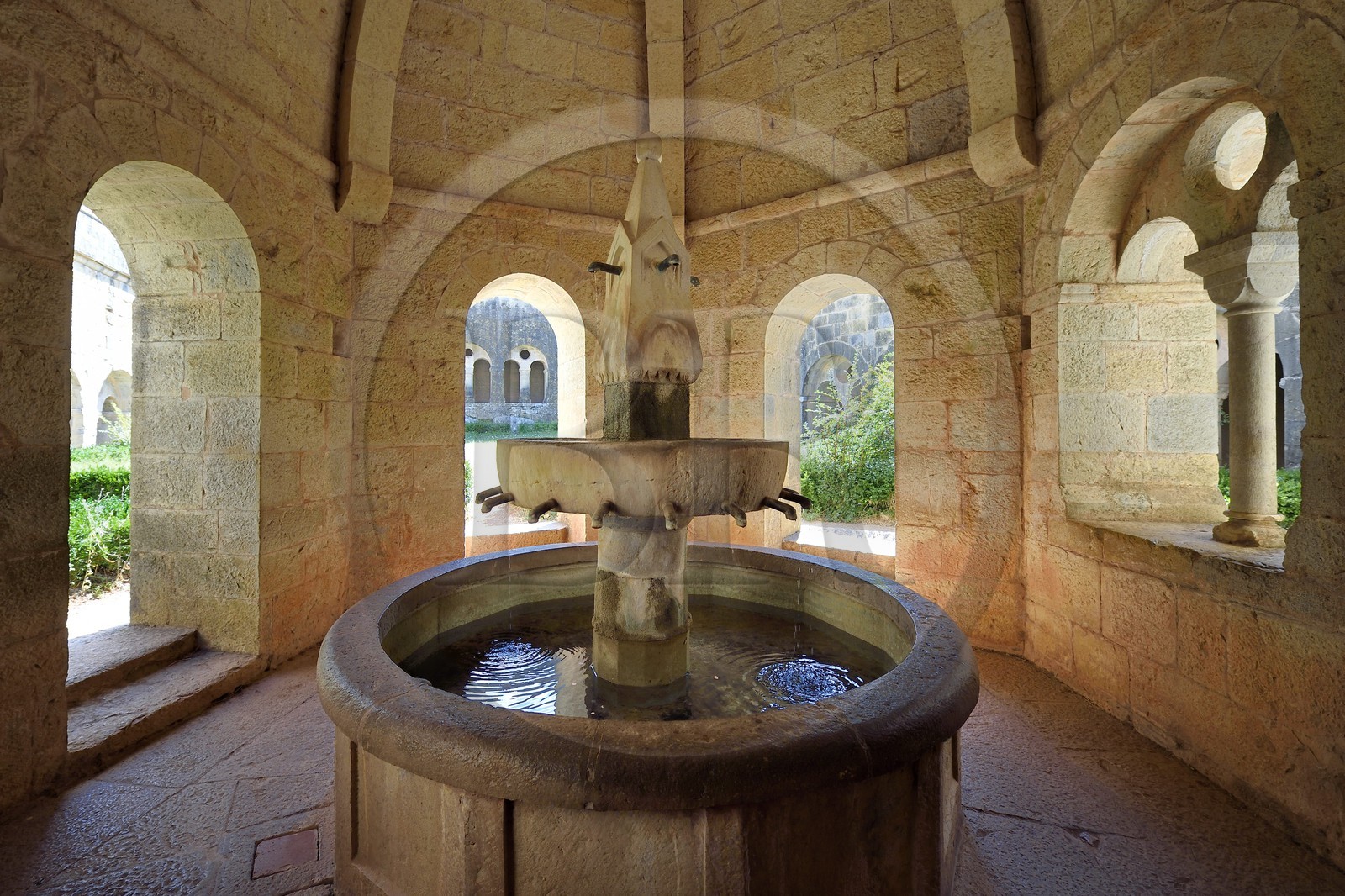 France, Var (83), Abbaye cistercienne du Thoronet, la fontaine du cloitre