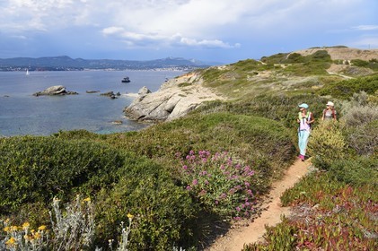 France, Var, Six Fours les Plages, Ile des Embiez, hikers at cape Saint Pierre