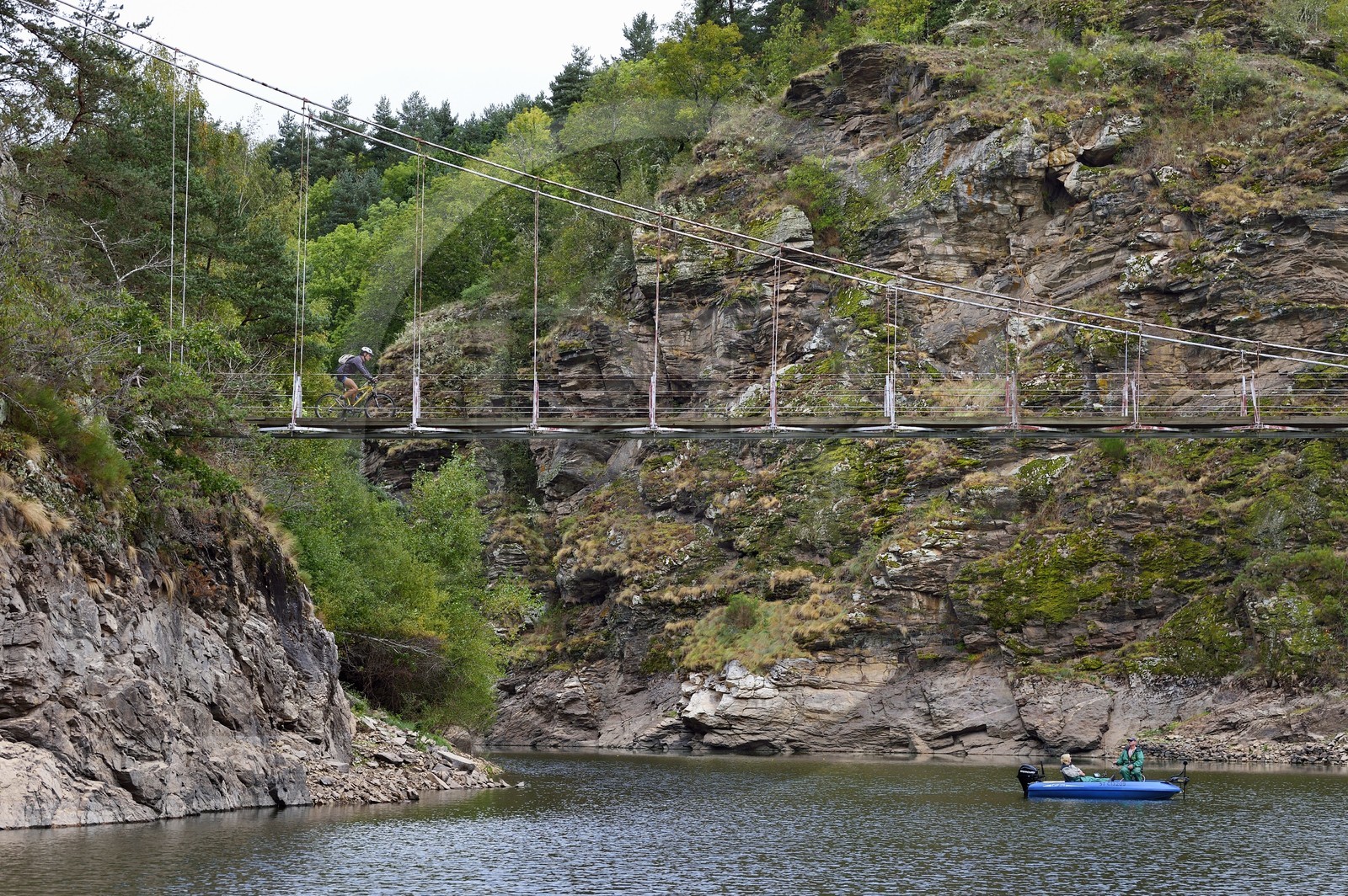 France, Cantal (15), Gorges de la Truyère, Chaliers, pêcheurs à la ligne sur leur bateau aux abords de la passerelle de Valadour au dessus de la rivière Truyère