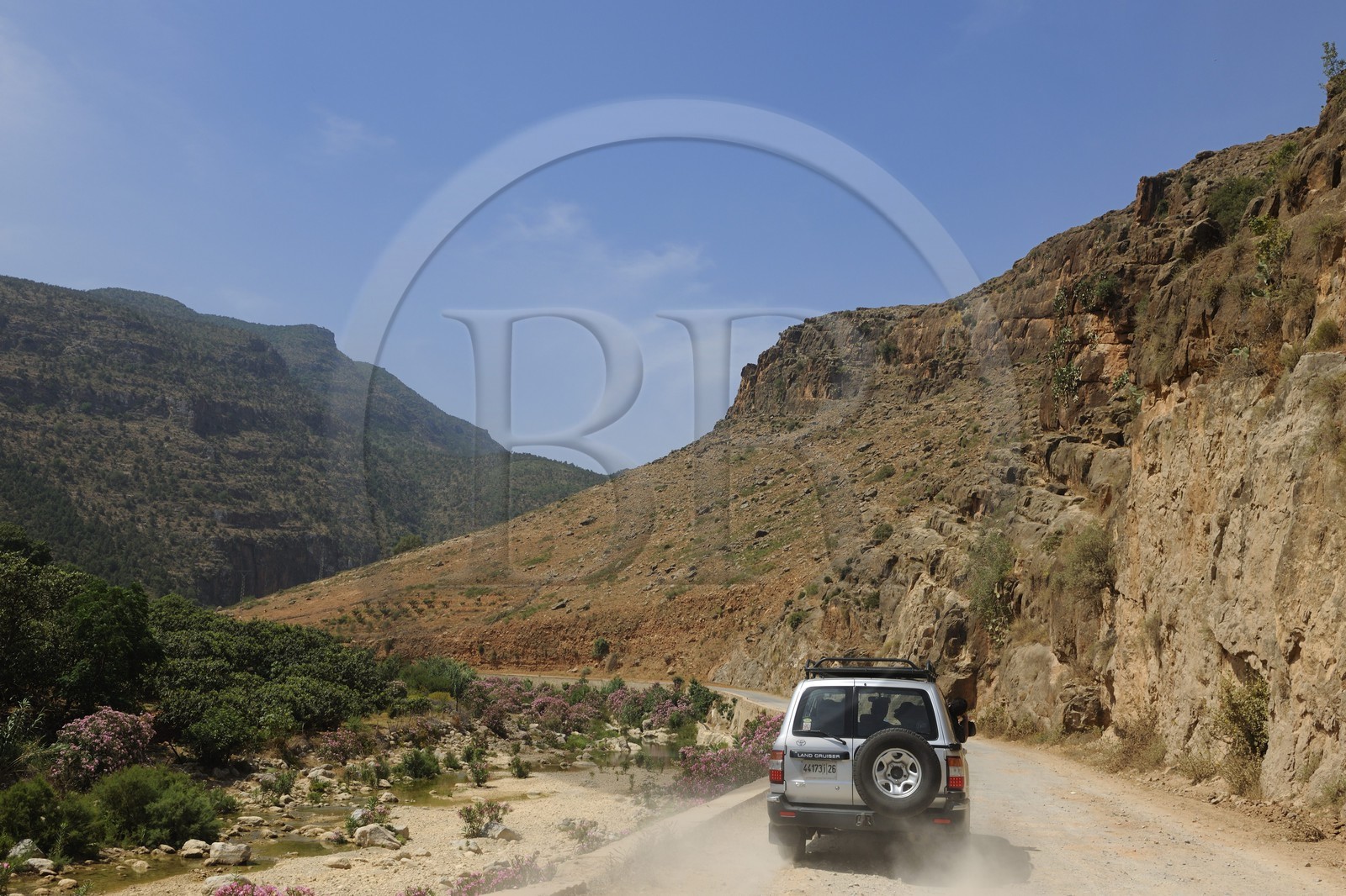 Maroc, région de l'Oriental, les montagnes rifaines de Béni-Snassen (ou encore Ayt Iznassen) au Nord-Est du pays, 4x4 sur une piste