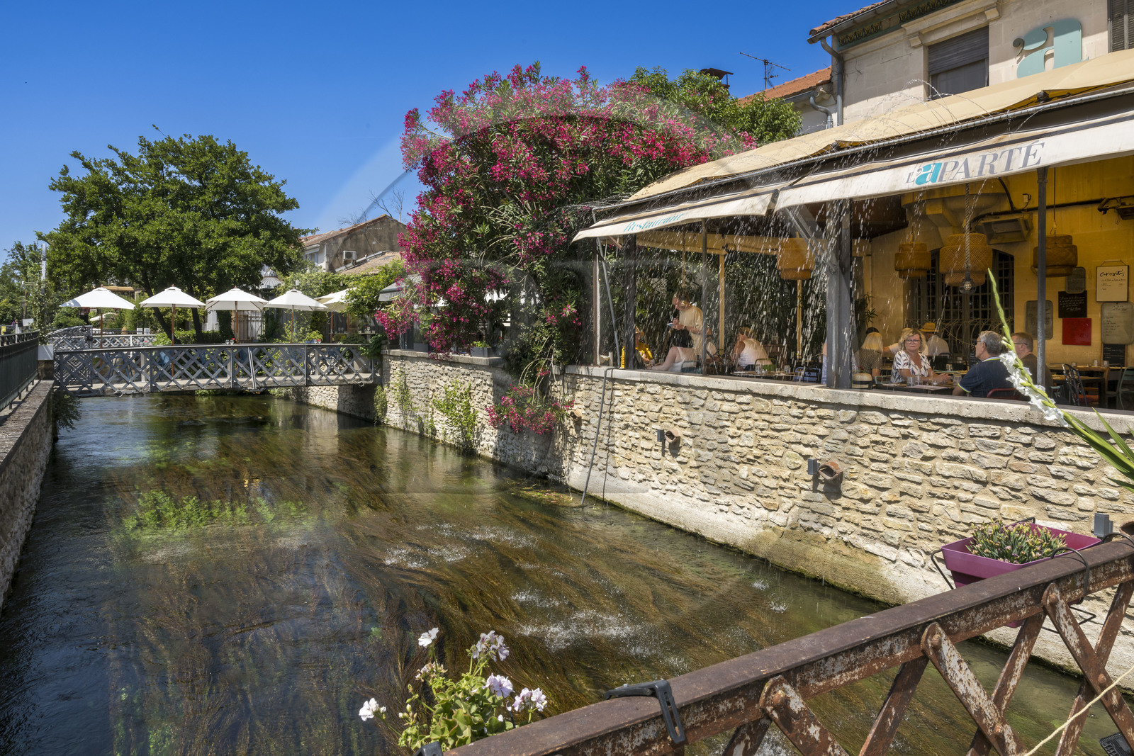 France, Vaucluse (84), L'Isle-sur-la-Sorgue, les abords d'un des multiples bras de la Sorgue avenue des Quatre Otages