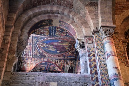 France, Haute-Loire (43), Brioude, la Basilique Saint-Julien de Brioude de style roman auvergnat, fresques du XIIIe siècle de la chapelle Saint Michel dans la tribune sud de l'avant-nef, Christ en gloire est entouré des quatre évangélistes, des anges et des saints