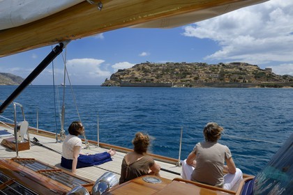 Greece, Crete, Agios Nikolaos region, Elounda, 22 meters sailing boat next to island Spinalonga Fort (Kalydon), Venetian fortress