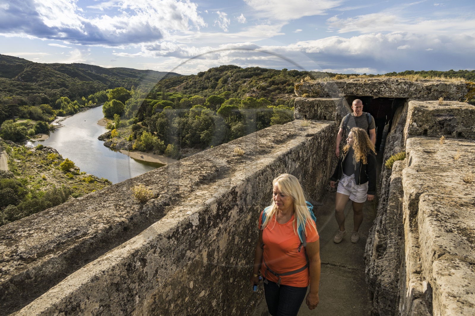 France, Gard (30), le Pont du Gard classé Patrimoine Mondial de l'UNESCO, Grand Site de France, pont aqueduc romain qui enjambe le Gardon, concrétions calcaires déposées au fil des années sur les parois intérieures du conduit de l'aqueduc dans la partie supérieur du pont