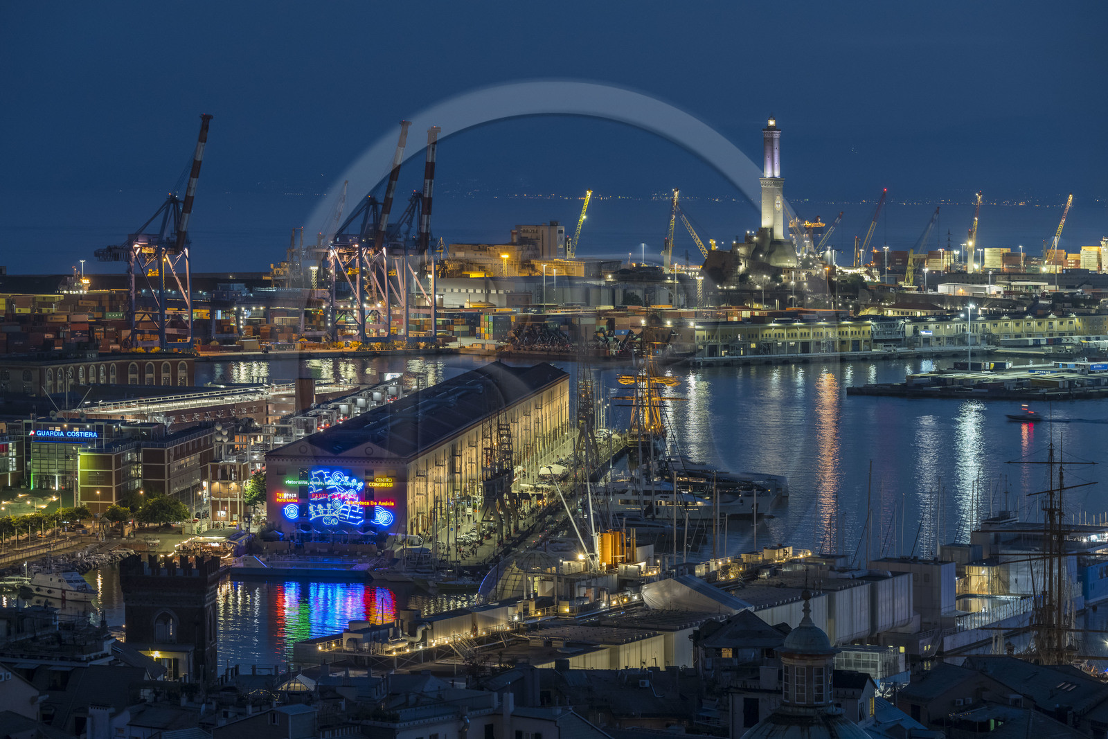 Italie, Ligurie, Gênes, le Porto Antico (Vieux Port) vu depuis le Belvédère du Castelletto, le port de commerce en arrière plan dominé par le phare de la Lanterna