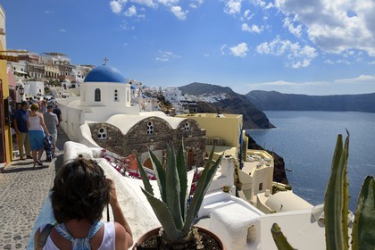 Greece, Cyclades, Aegean Sea, Santorini (Thira or Thera), the village of Oia overlooking the Caldera, the main street