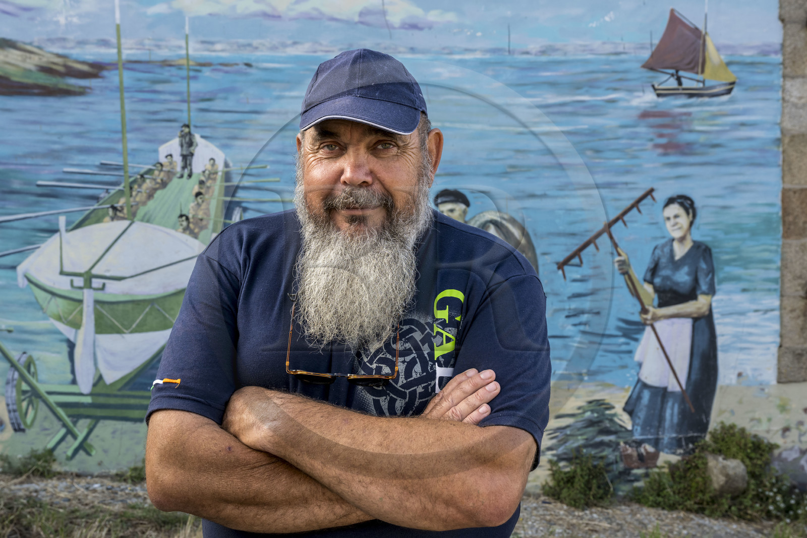 France, Finistère (29), Mer d'Iroise, Ile de Molène, l'abri de l’ancien canot de sauvetage à rames Amiral Roussin recouvert de fresques peintes qui retracent la vie et l'histoire de l'île, Guy Rocher, président de la station SNSM de Molène
