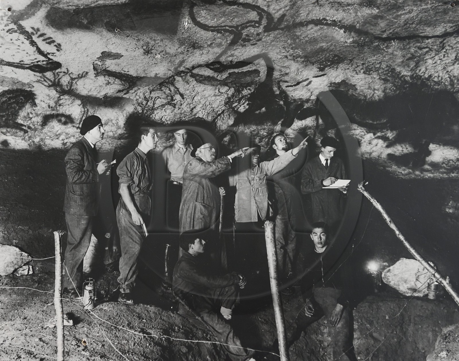 France, Dordogne (24), Périgord Noir, vallée de la Vezère, Montignac-sur-Vézère, Grotte de Lascaux, photographie de 1940 (© CNP - MCC-DRAC)  représentant les inventeurs du site préhistorique et grotte ornée classés Patrimoine Mondial de l'UNESCO