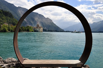 Switzerland, Canton of Vaud, Veytaux, Chillon castle on the shores of Lake Geneva (Lac Leman) and the paddle wheel boat Vevey (1907) of the Compagnie Générale de Navigation sur le Lac Léman (CGN)
