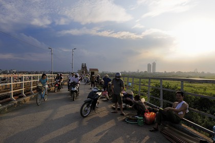 Vietnam, Hanoï, Pont Long Bien anciennement pont Paul Doumer est reservé à la circulation des trains, des deux-roues et des piétons