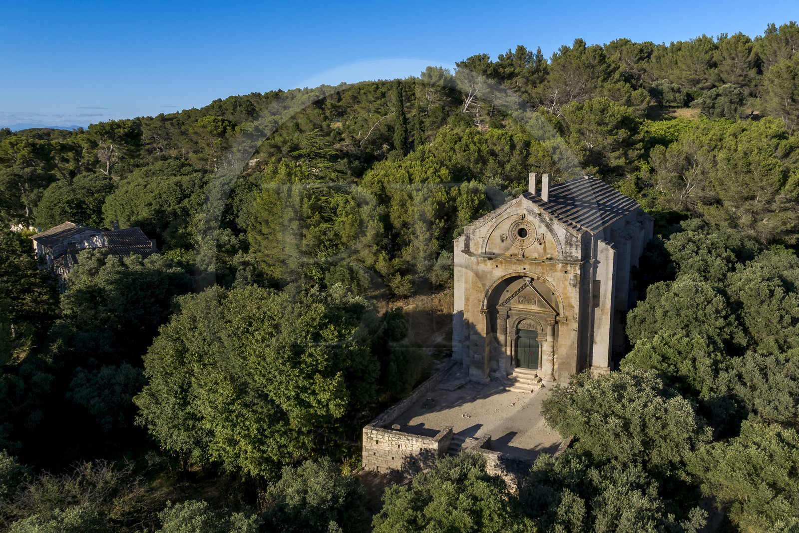 France, Bouches-du-Rhône (13), Tarascon, chapelle Saint-Gabriel du XIIe siècle, bel exemple d'art roman provencal, située à l'emplacement de l'important carrefour d'Ernaginum où se croisaient dans l'Antiquité la via Domitia, la via Aurelia et la via Agrippa (vue aérienne) France, Bouches-du-Rhône (13), Tarascon, chapelle Saint-Gabriel du XIIe siècle, bel exemple d'art roman provencal, située à l'emplacement de l'important carrefour d'Ernaginum où se croisaient dans l'Antiquité la via Domitia, la via Aurelia et la via Agrippa (vue aérienne)