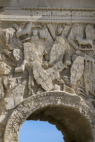 France, Vaucluse (84), Orange, l'arc de triomphe d'Orange, classé Patrimoine Mondial de l'UNESCO, arc monumental romain du début du Ier siècle, trophée d'armes avec boucliers, étendards, casques ...