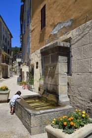 France, Alpes-de-Haute-Provence (04), Annot, fontaine à l'entrée du vieux bourg