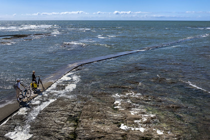 France, Vendée (85), Saint-Hilaire-de-Riez, cyclistes sur une jetée à Sion-sur-Mer située sur la Cote de Lumière (vue aérienne)