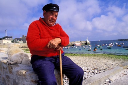 France, Finistère (29), île de Molène, un marin retraité près du port