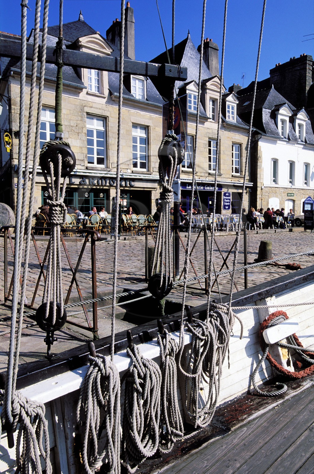 France, Morbihan (56), Auray, quartier Saint-Goustan, un café sur le port, place Saint-Sauveur