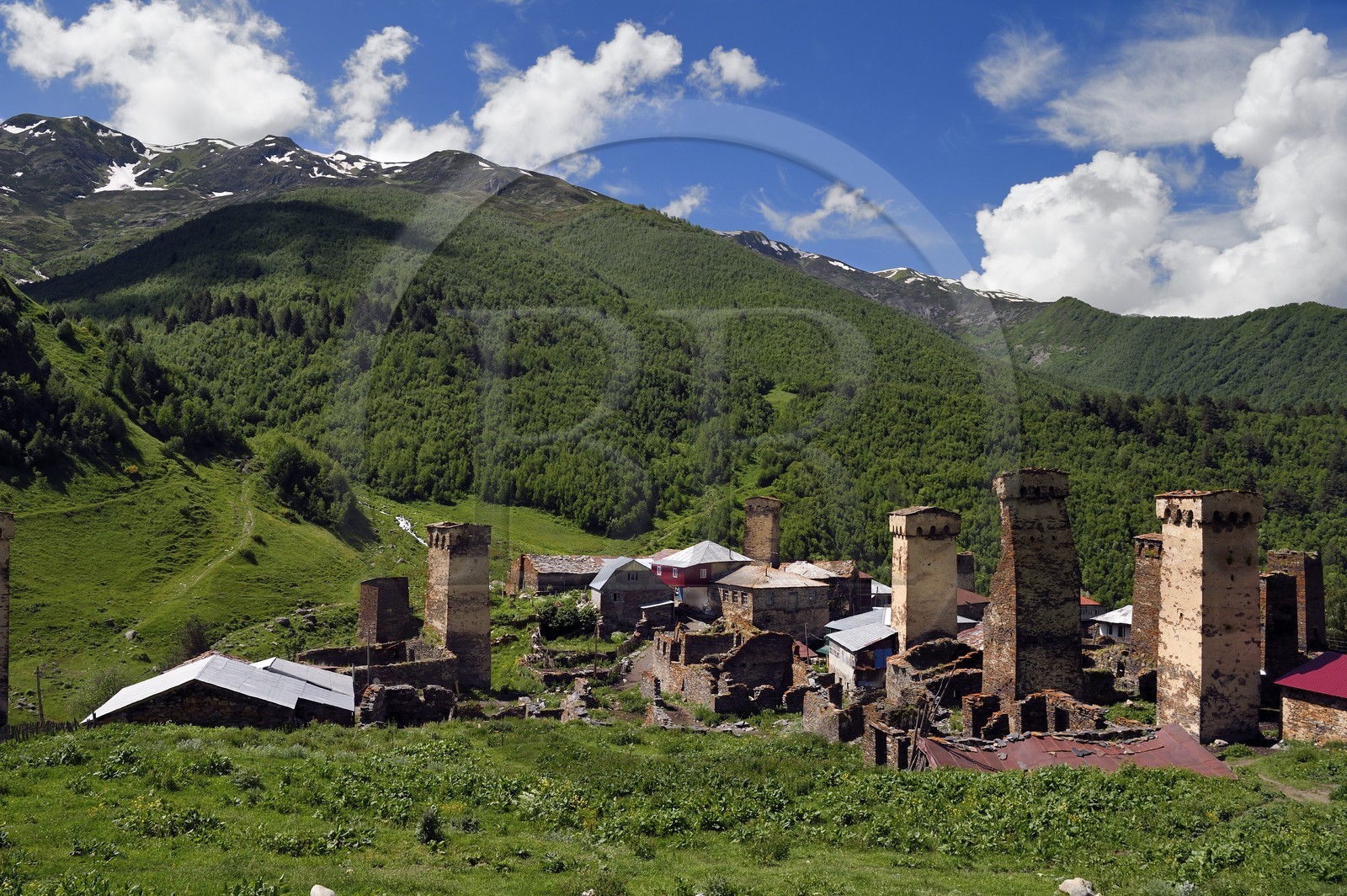 Géorgie, Haute Svanétie (Zemo Svaneti), village de Ushguli, classé Patrimoine Mondial de l'UNESCO, tours défensives Svanes dressées à coté des maisons du hameau de Murkmeli