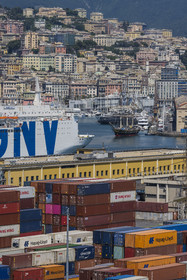 Italie, Ligurie, Gênes, le Porto Antico (Vieux Port), le clipper trois-mats Stad Amsterdam quittant le quai, un des ports de conteneurs au premier plan