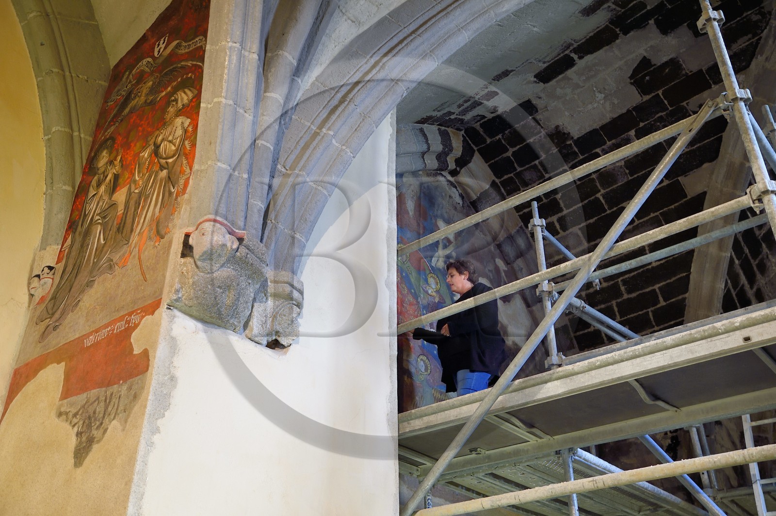 France, Haute-Loire (43), Le Puy-en-Velay, étape classée Patrimoine Mondial de l'UNESCO dans le cadre des chemins de Compostelle, l'Hôtel-Dieu, chapelle du Saint-Esprit, la restauratrice d’œuvres d'art Annalisa Odoardi restaure une peinture murale du XVIIe siècle