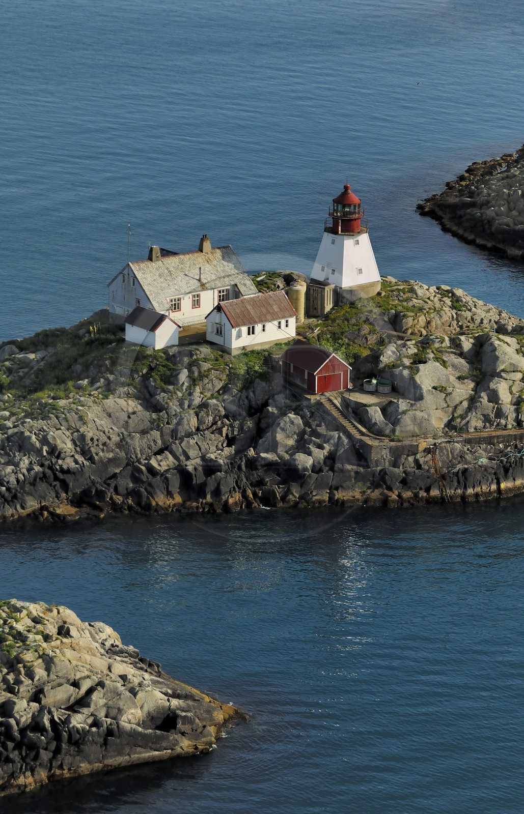 Norvège, Nordland, phare de Moholmen au large des Iles Lofoten (vue aérienne)