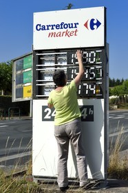 France, Dordogne (24), Thivier, panneau indicateur de prix de l'essence d'une grande surface