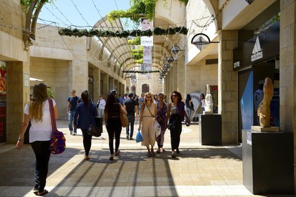 Israel, Jerusalem, centre commercial de luxe de la rue piétonne Mamilla dans la ville moderne, conçu par l'architecte israélien Moshe Safdie