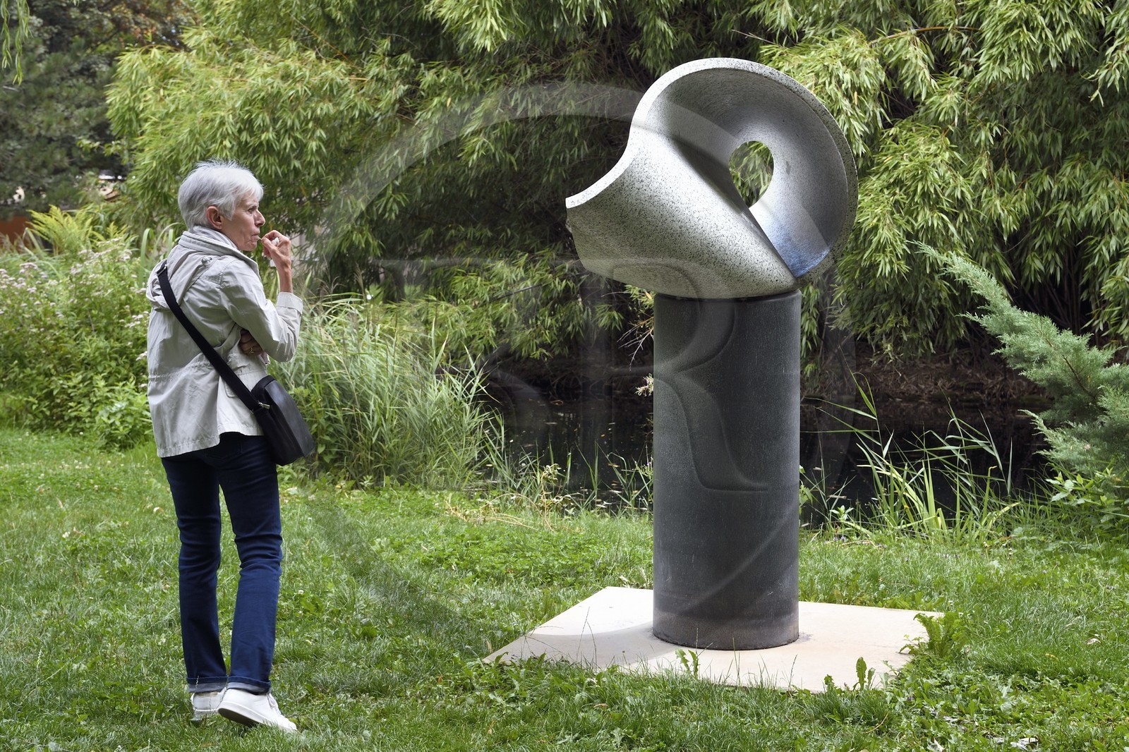 Suisse, canton du Valais, Martigny, Fondation Pierre Gianadda, Max Bill, Surface triangulaire dans l’espace, granit clair de Baveno, 1966
