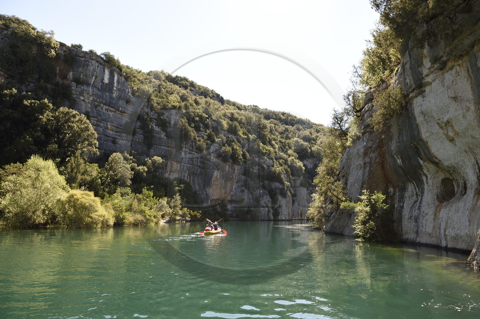 Var (83) rive gauche et Alpes-de-Haute-Provence (04) rive droite, Parc Naturel Régional du Verdon, Basses Gorges du Verdon en aval du lac de Sainte Croix, découverte en canoe des gorges de Baudinard