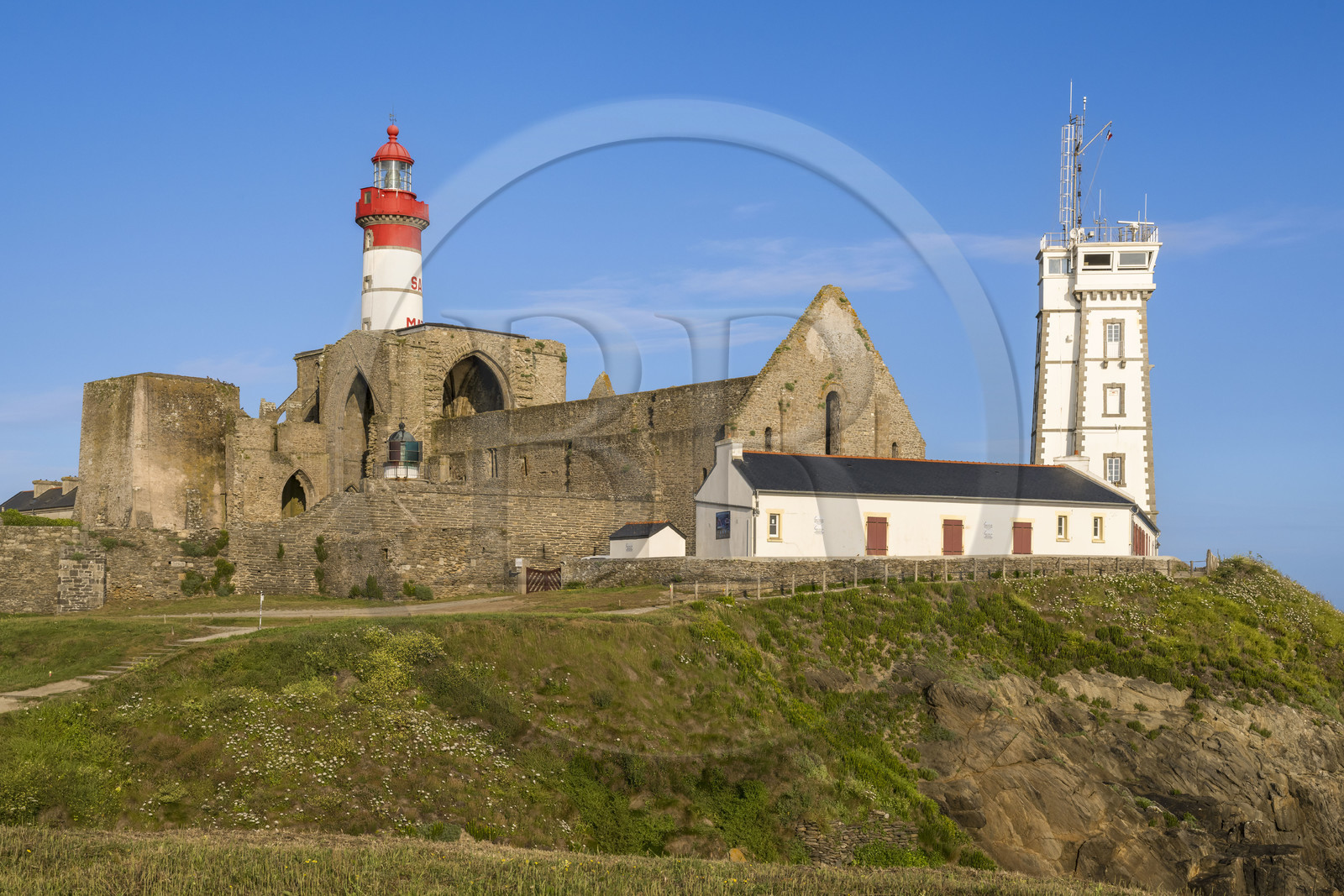France, Finistère (29), Plougonvelin, la Pointe de Saint-Mathieu, départ du Chemin de Saint-Jacques de Compostelle, le Phare de Saint-Mathieu construit en 1835, l'abbaye Saint-Mathieu de Fine-Terre et le sémaphore de 1906