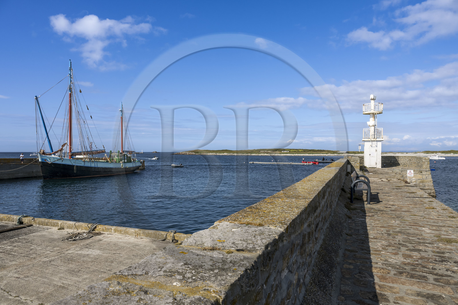 France, Finistère (29), Mer d'Iroise, Ile de Molène, le navire Notre-Dame de Rumengol ancienne gabare à quai dans le port