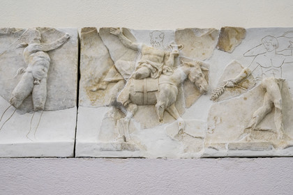 France, Vaucluse (84), Orange, le musée municipal d'art et d'histoire, fragments de la Frise Dionysiaque, Silène ivre sur un ane et un satyre tenant un épis de blé