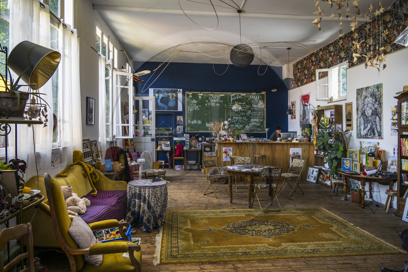 France, Maine-et-Loire (49), vallée de la Loire classée au Patrimoine Mondial par l'UNESCO, Gennes-Val-de-Loire, librairie-café L'Idiot de l'association Gabare And Co dans l'ancienne école des Filles de Chênehutte