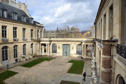 France, Paris (75), quartier de Saint-Germain-des-Prés, Ecole nationale supérieure des Beaux-Arts, batiment Chimay dans l'ancien Hotel de Chimay et le Louvre en arrière plan