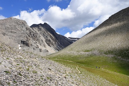 France, Alpes de Haute Provence, Uvernet Fours, Mercantour National Park, Ubaye valley, lake tour hiking trail at the Petite Cayolle pass (2639 m) under the mountain top of the Eagle Hole