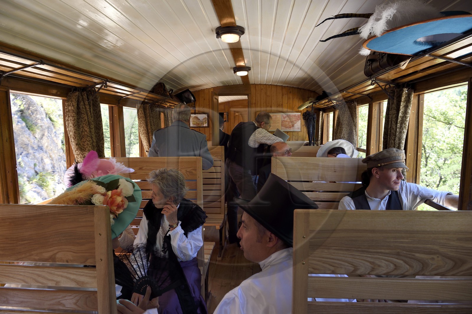 France, Alpes-de-Haute-Provence (04), entre Annot et Saint-Benoit, le Train des Pignes, membres de l'AHVAE (Association d'histoire vivante et de d'archéologie expérimentale) en costume Belle Epoque dans une voiture voyageur datant de 1892