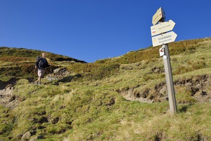 France, Cantal (15), Parc Naturel Régional des Volcans d'Auvergne, Le Lioran, randonneur montant vers le col de Rombière dominant la vallée de l'Alagnon, sur le GR4 - GR400 et sur le chemin de Saint-Jacques de Compostelle par la Via Arverna