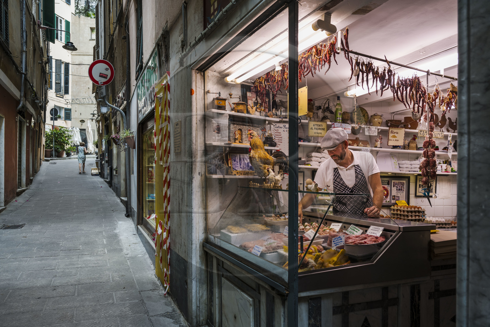 Italie, Ligurie, Gênes, ruelle du vieux centre historique, Sergio dans le magasin de volaille La Polleria dans la rue Vico Inferiore del Ferro