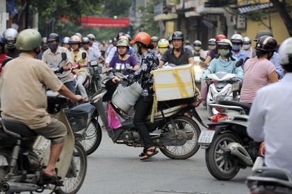 Vietnam, Hanoï, circulation en moto dans la vieille ville