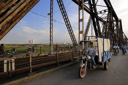 Vietnam, Hanoï, Pont Long Bien anciennement pont Paul Doumer est reservé à la circulation des trains, des deux-roues et des piétons