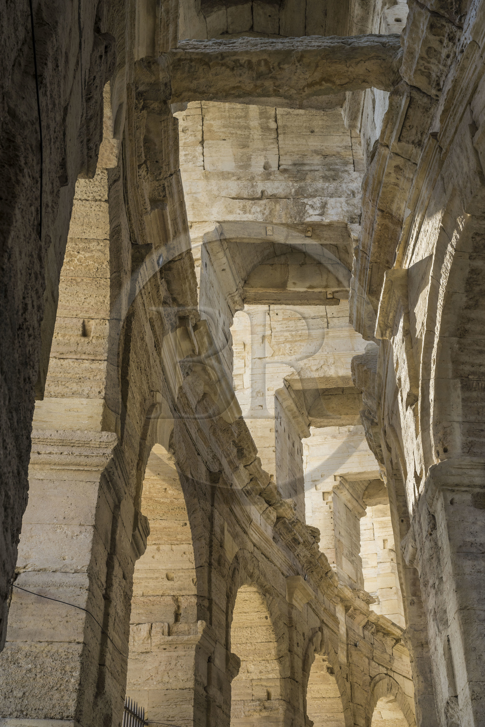 France, Bouches-du-Rhône (13), Arles,  classé Patrimoine Mondial de l'UNESCO, la galerie extérieure rez-de-chaussée encore couverte partiellement de grandes dalles monolithes