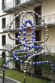 France, Haute-Loire (43), Le Puy-en-Velay, étape classée Patrimoine Mondial de l'UNESCO dans le cadre des chemins de Compostelle, l'Hôtel-Dieu, sculpture Le coeur de l'Hôtel-Dieu (2014) de l'artiste Jean-Michel Othoniel