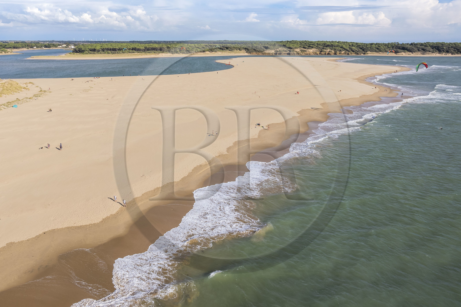 France, Vendée (85), Talmont-Saint-Hilaire, la Pointe du Payré, plage du Veillon et estuaire de la rivière Payré (vue aérienne)