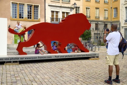 France, Rhône (69), Lyon, site historique classé Patrimoine Mondial de l'UNESCO, Vieux Lyon, place Saint Jean dominée par la basilique Notre-Dame de Fourvière, label de communication de l'aglomeration Onlylyon