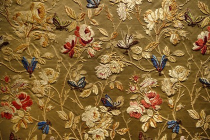 France, Rhône (69), Lyon, site historique classé Patrimoine Mondial de l'UNESCO, musée des Tissus et des Arts décoratifs, soierie lyonnaise, tissu pour robe à décor de roses, d'abeille et de papillons (1889)
